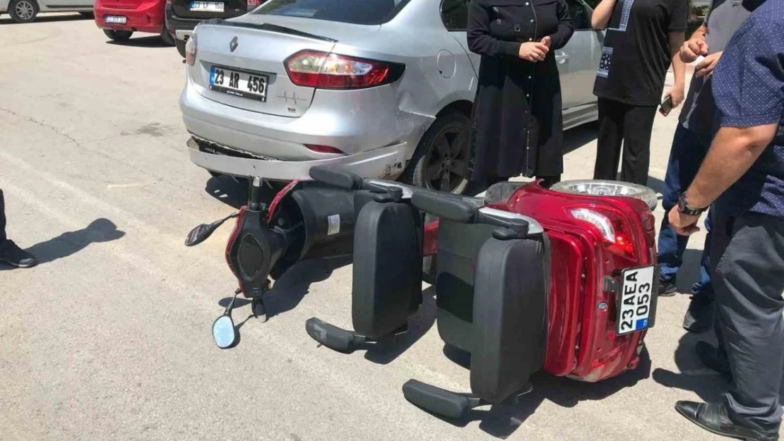 Elazığ'da elektrikli motosiklet otomobile çarptı: 1 yaralı