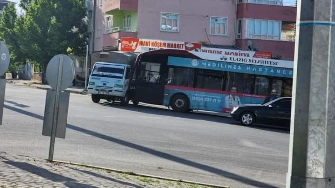 Elazığ'da halk otobüsü ile pikap çarpıştı: 9 yaralı