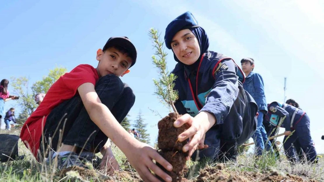 Elazığ'da jandarma ekipleri öğrencilerle birlikte fidan dikti