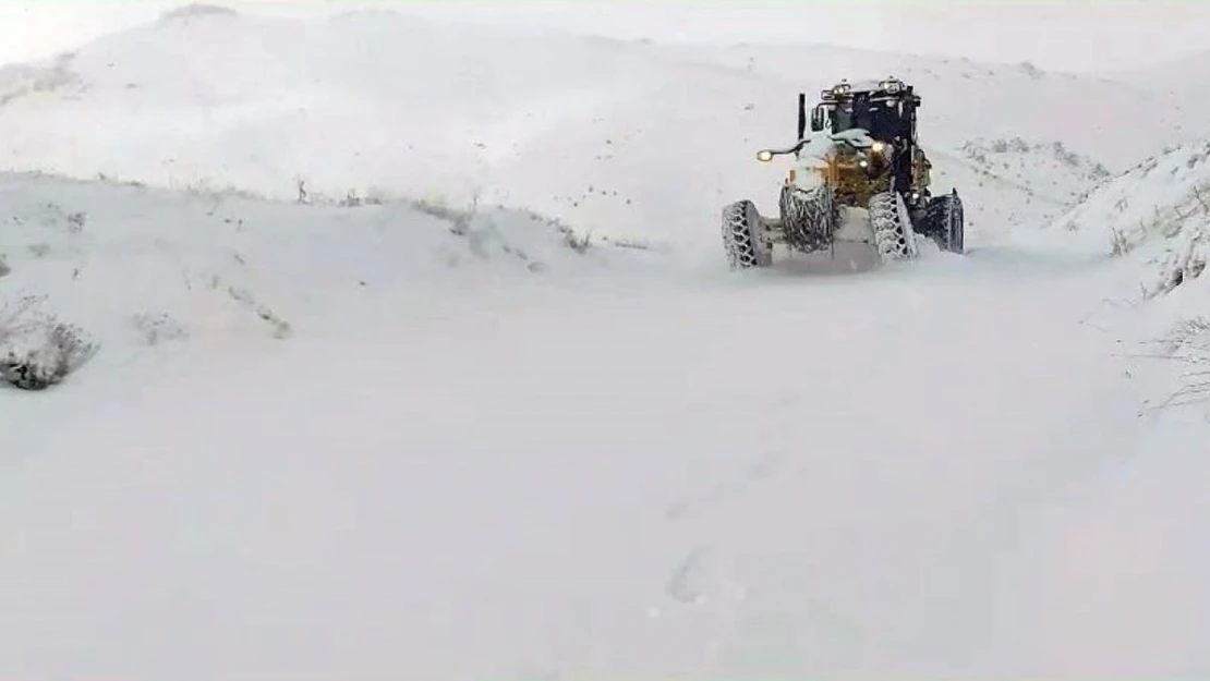 Elazığ'da kapanan 465 köy yolu için çalışmalar sürüyor