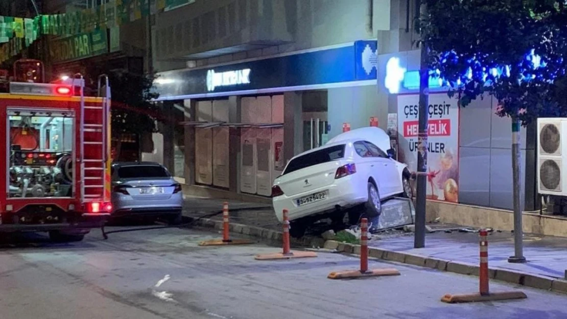 Elazığ'da kontrolden çıkan otomobil iş yerinin duvarına çaptı