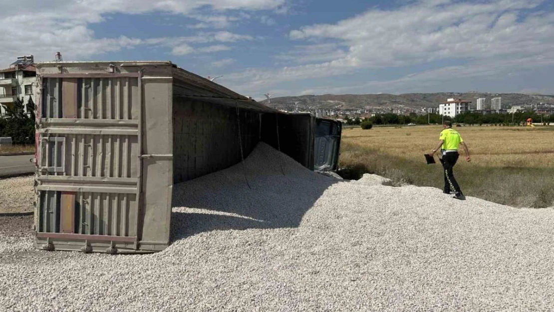 Elazığ'da feci kaza.... Mıcır yüklü TIR devrildi