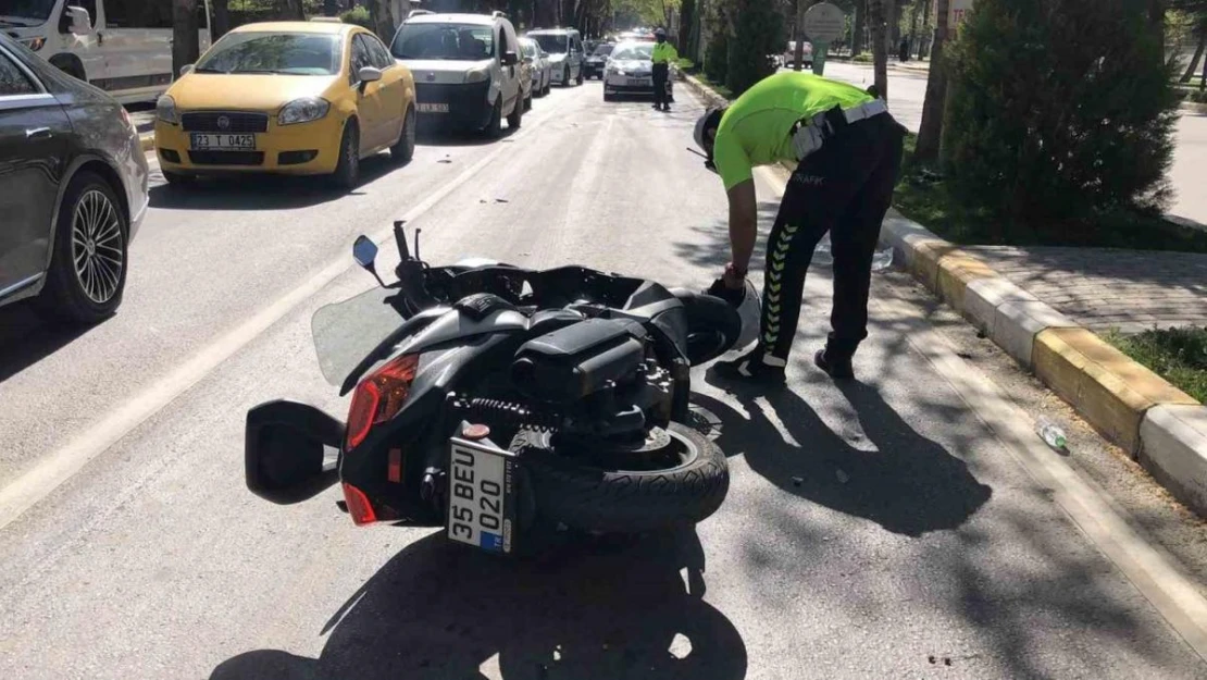 Elazığ'da motosiklet devrildi: 2 yaralı