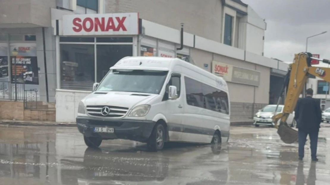 Elazığ'da öğrenci servisi yağmurla dolan çukura düştü