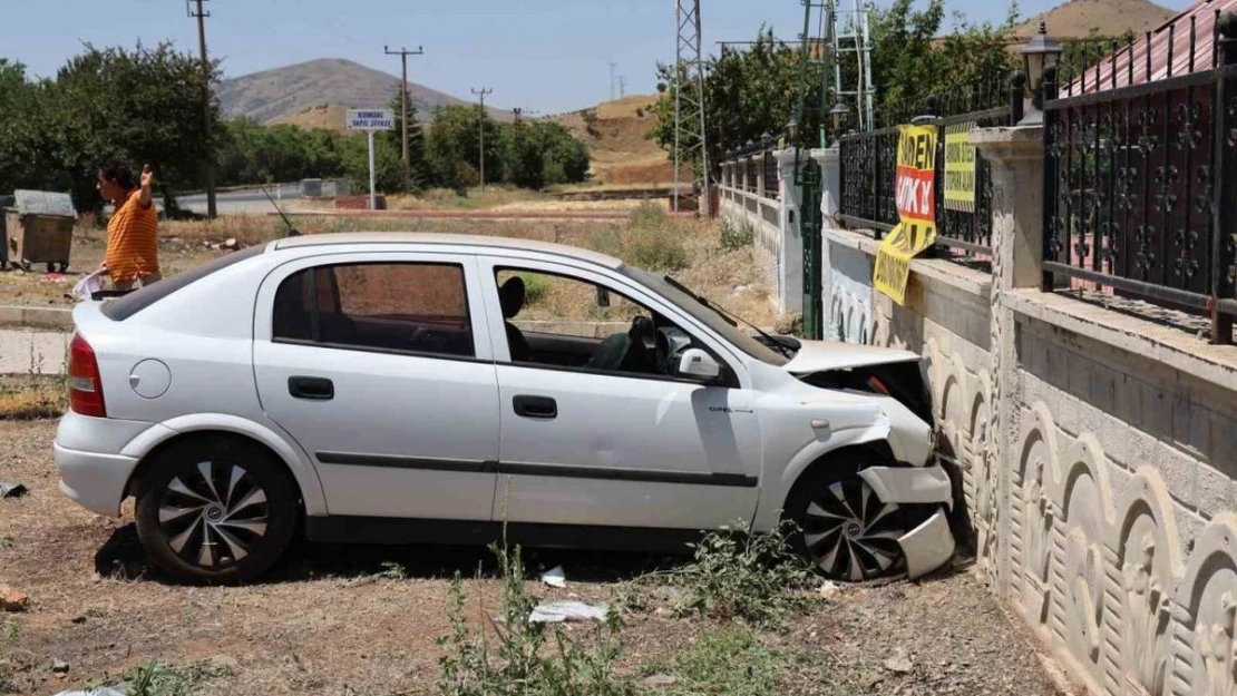 Elazığ'da otomobil bahçe duvarına çarptı: 5 yaralı