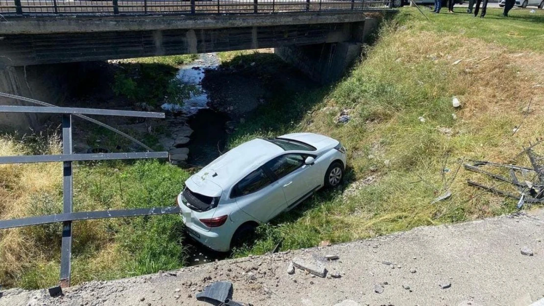 Elazığ'da otomobil dereye uçtu: 1 yaralı