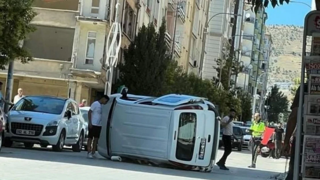 Böyle kaza görülmedi... Otomobil ters döndü... Çok sayıda yaralı var