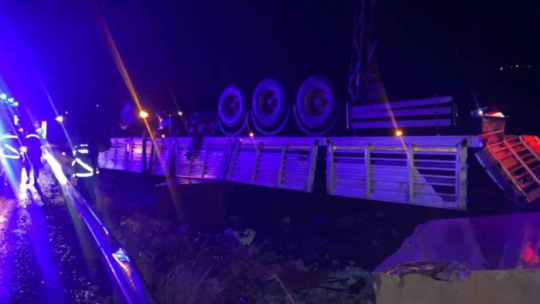 Elazığ'da tır ters döndü: 1 ölü