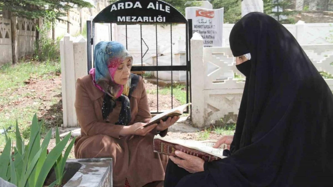 Elazığ'da vatandaşlar  mezarlıklara akın etti