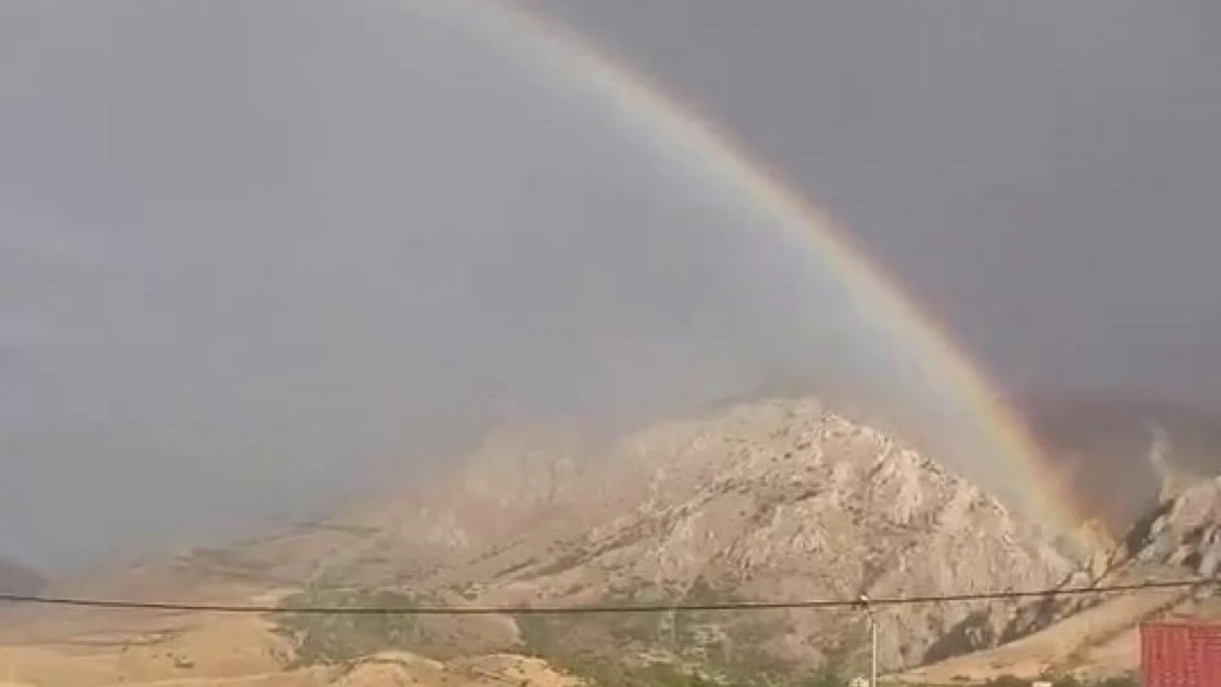 Elazığ'da yağmur sonrası ortaya çıkan gökkuşağı görenleri hayran bıraktı