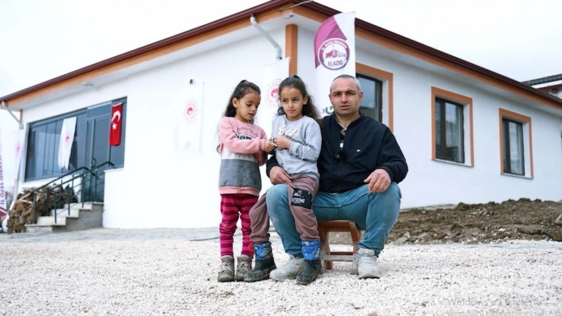 Elazığ'da yerinde dönüşümde ilk köy evi sahibine teslim edildi