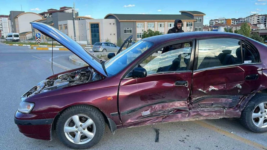 Elazığ'da zincirleme trafik kazası: 3 yaralı