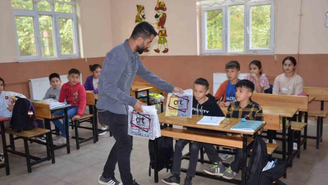 Elazığ'dan Beytüşşebaplı öğrencilere kırtasiye yardımı