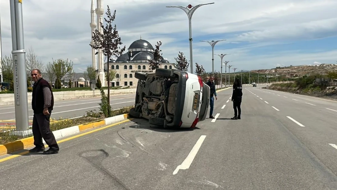 Elazığ Sivrice Belediye Başkanının aracı takla attı