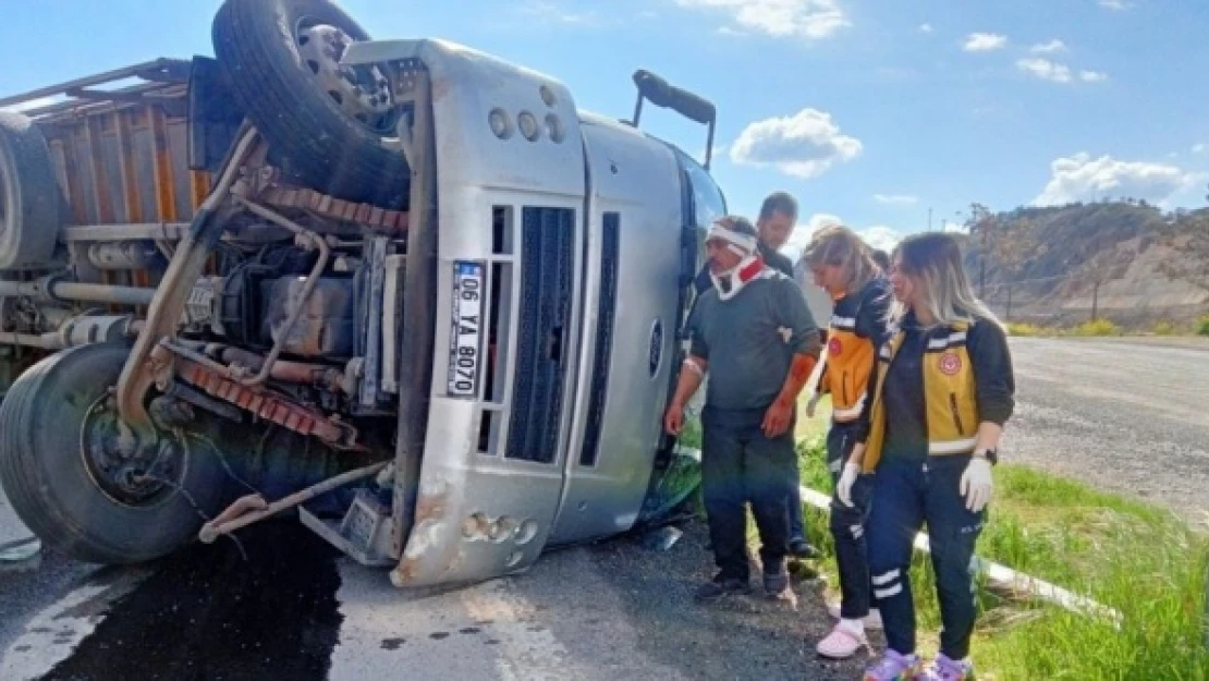 Elazığ'da feci kaza... TIR devrildi