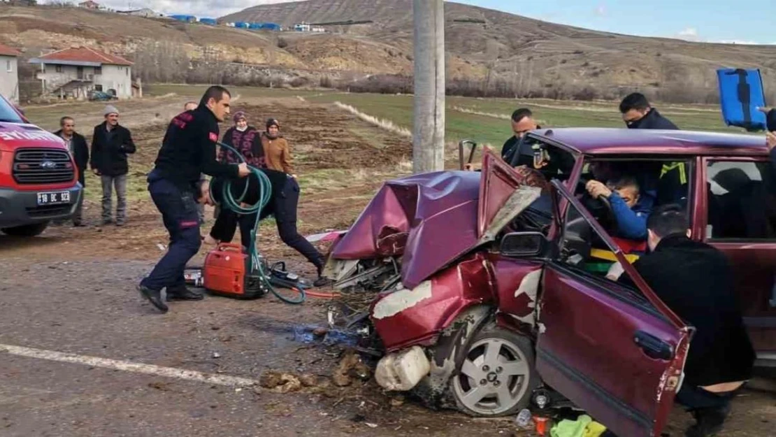 Elektrik direğine çarpan Tofaş hurdaya döndü: 3 yaralı