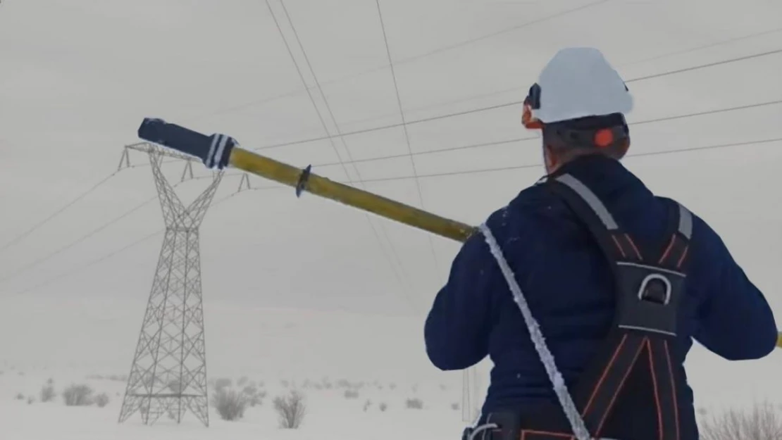 Elektrik onarım ve bakım ekiplerinin karda zorlu mesaisi