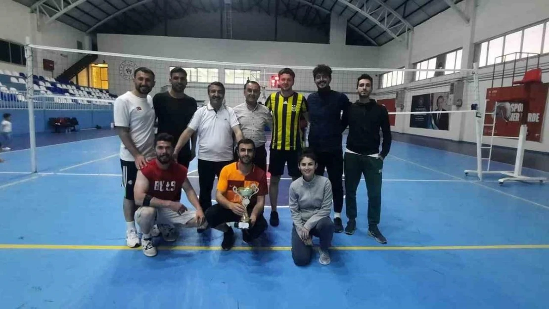 Eleşkirt'te Voleybol Turnuvasında Şampiyon Ergözü Ortaokulu