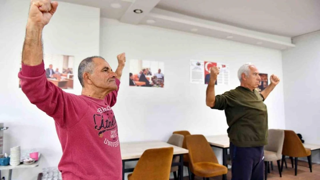 Emekli evi üyeleri sabah sporunda bir araya geliyor