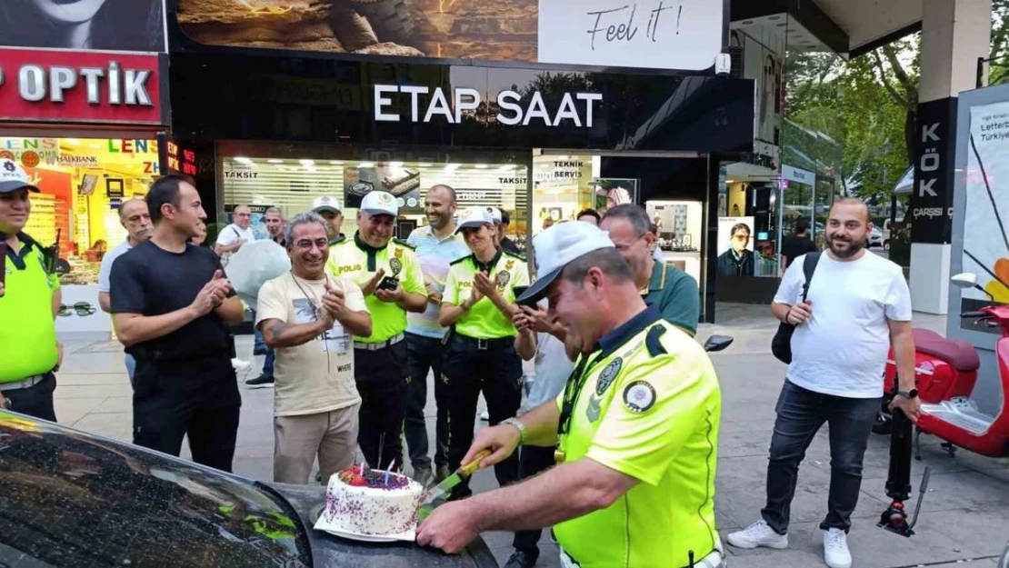 Emekli olan trafik polisine meslek hayatının son gününde pastalı kutlama