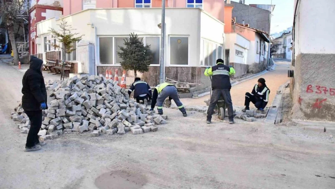 Emet Belediyesinin parke taşı ve yağmur kanalları döşeme çalışmaları