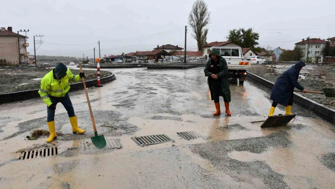 Emet'te sağanak yağış alt yapı çalışmalarını etkiledi