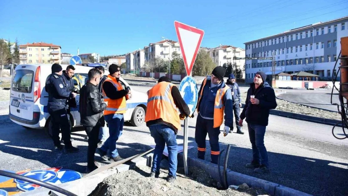 Emet'te uyarı ve trafik tabelalarının montaj çalışmaları sürüyor