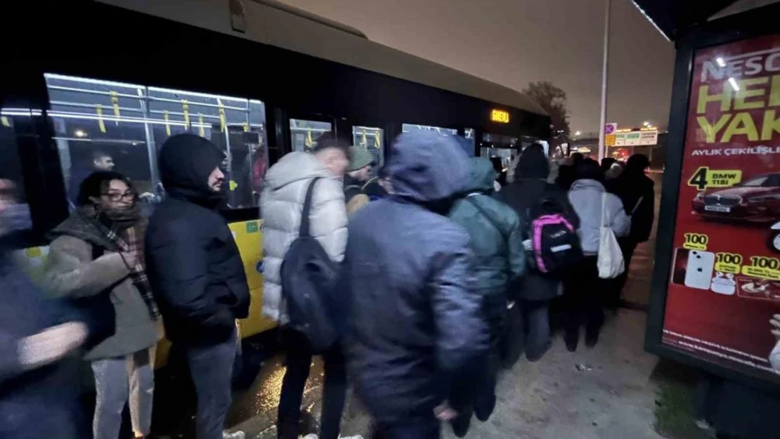 Eminönü-Alibeyköy tramvay hattında arıza: Vatandaşların mağduriyeti kameralara yansıdı