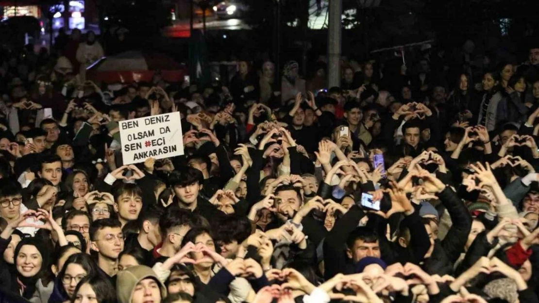 Emir Can İğrek, Bolululara yağmur altında muhteşem bir gece yaşattı