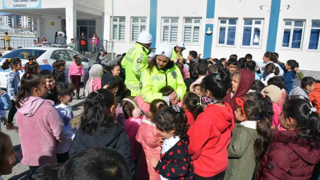 Emniyet müdürlüğü tarafından öğrencilere trafik eğitimi verildi