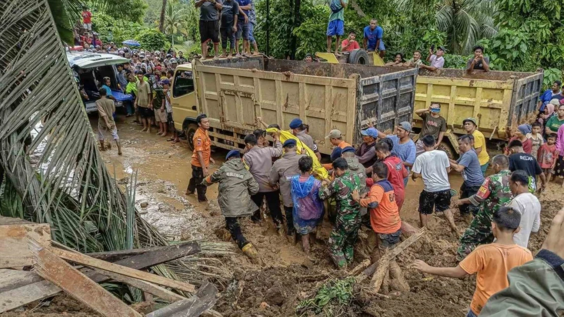 Endonezya'daki sel ve toprak kaymasında can kaybı 32'ye yükseldi