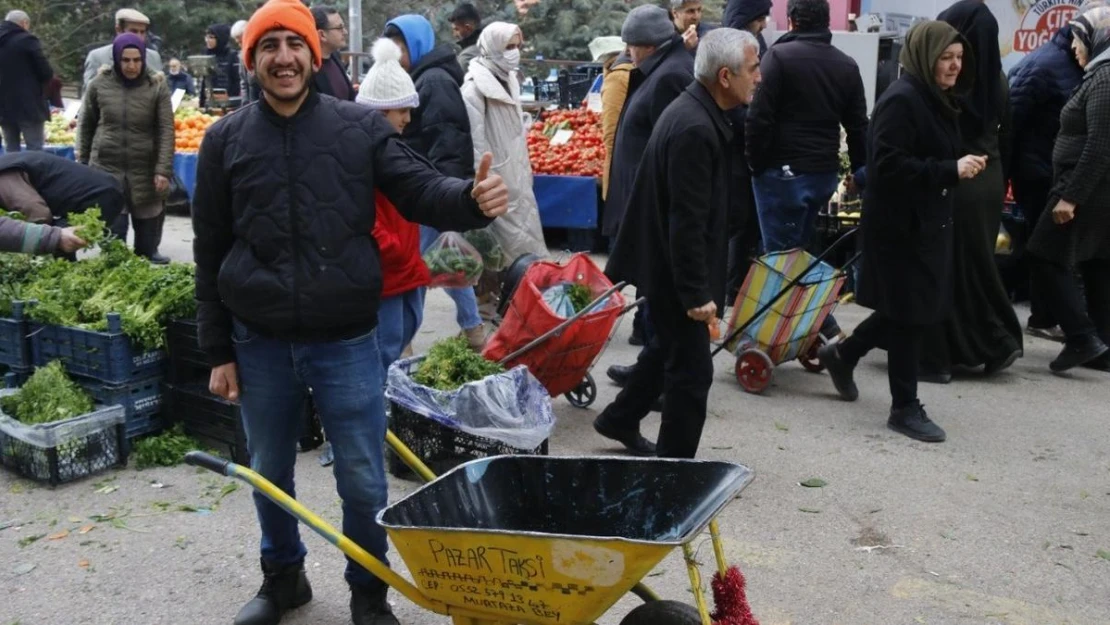 Engelli genç 9 yıldır geçimini pazar alışveriş torbalarını taşıyarak sağlıyor