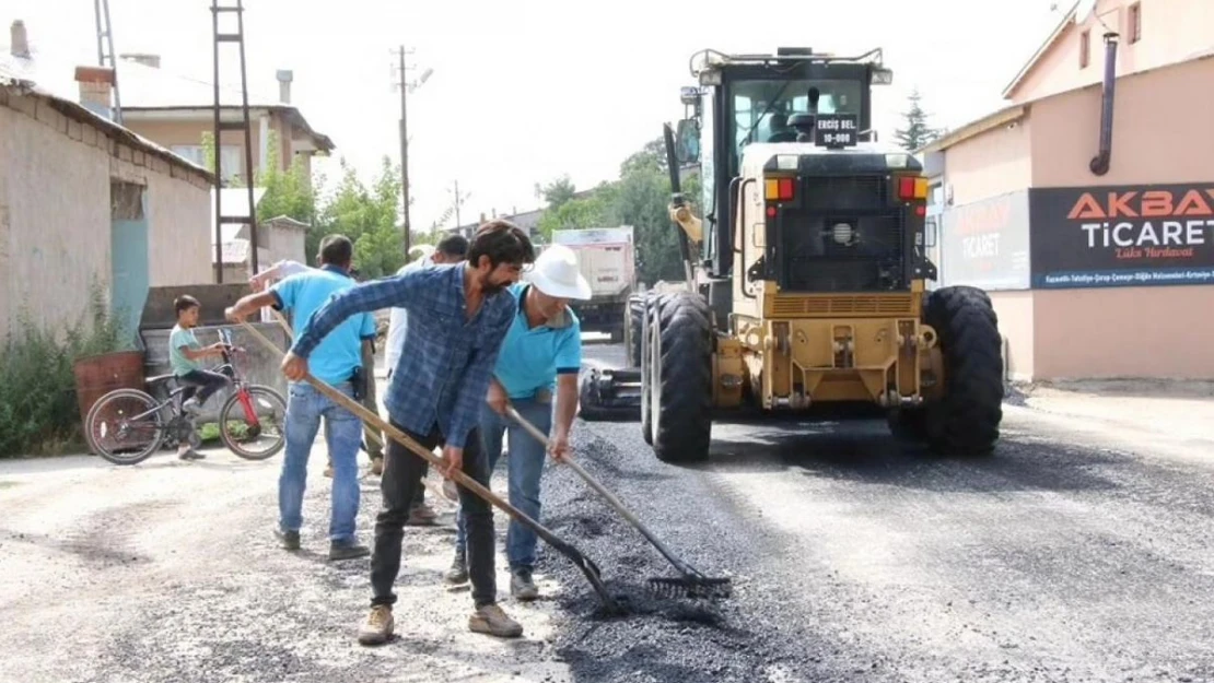 Erciş Belediyesinden yol onarım çalışması