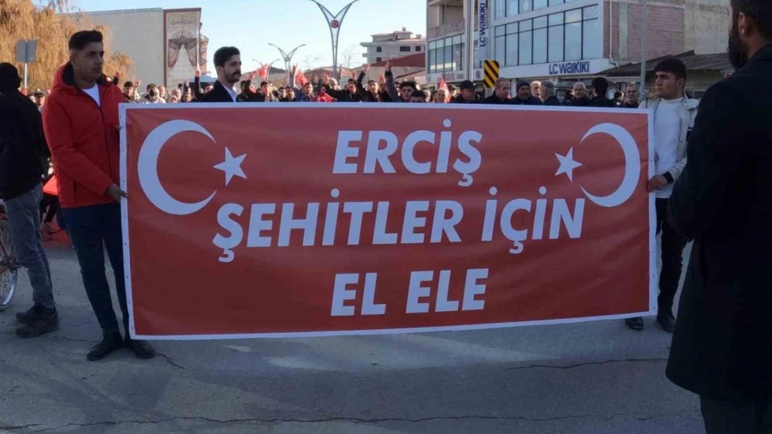 Erciş'te 'şehitleri anma ve teröre lanet' yürüyüşü yapıldı