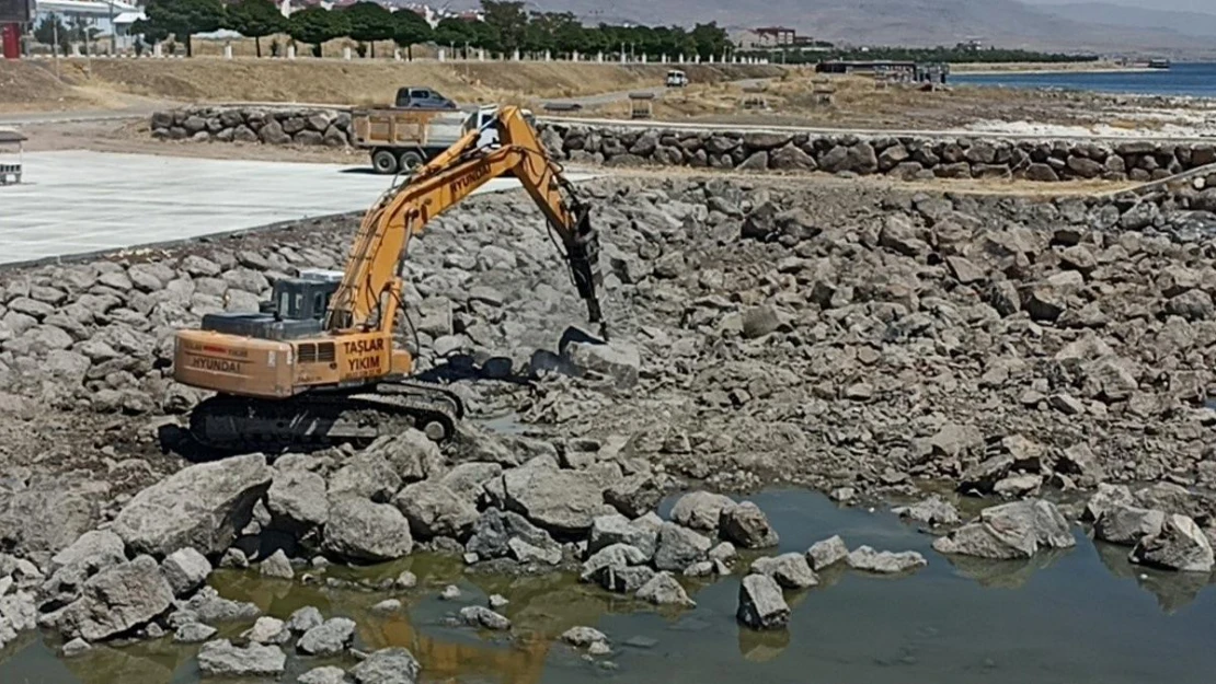 Erciş'te balıkçı barınağı yapımına başlandı