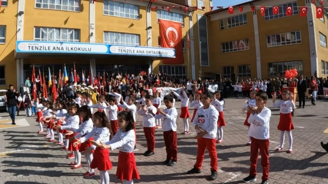 Erciş'te Cumhuriyet'in 100. yılı coşkuyla kutlandı