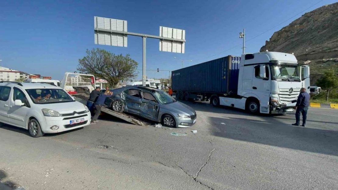 Erciş'te otomobille tır çarpıştı: 1 ölü, 2 yaralı