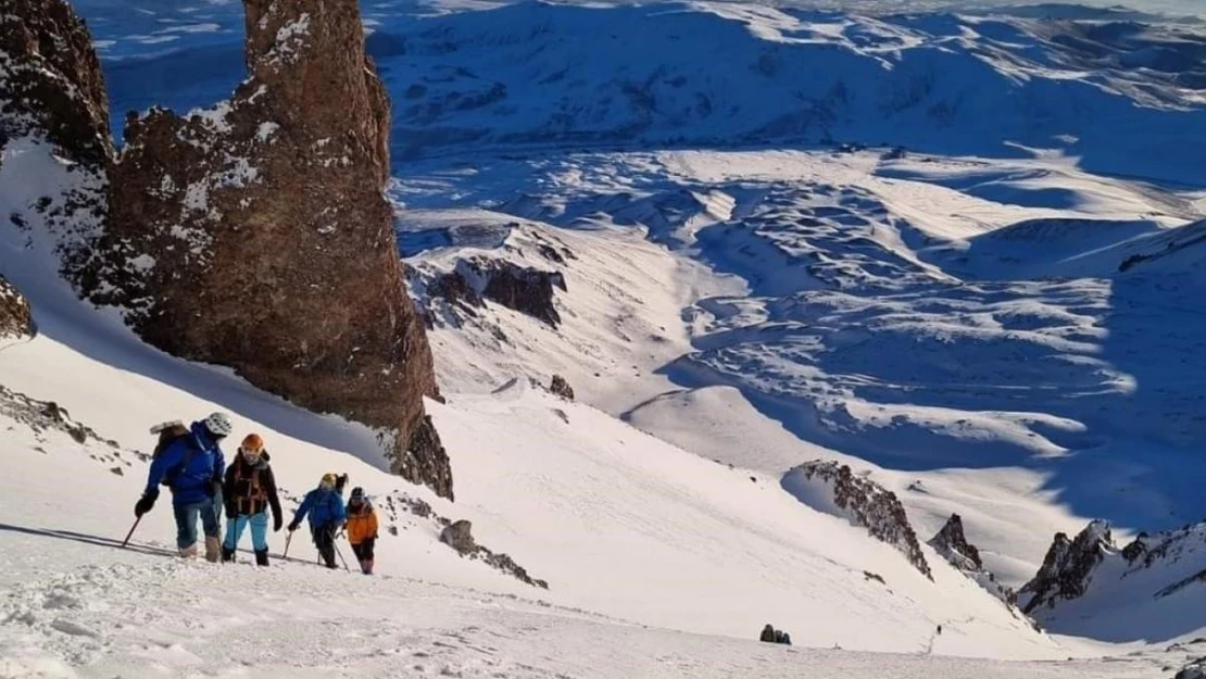 Erciyes'in zirvesinde Van Gölü'ne dikkat çektiler