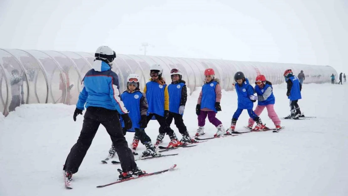 Erciyes Kayak Okulu'nda 200 kişi ilk defa kayak öğreniyor