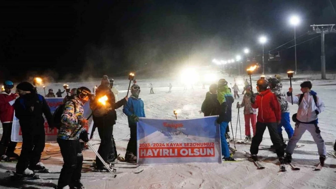 Erciyes'te 2024 meşaleler ile karşılandı