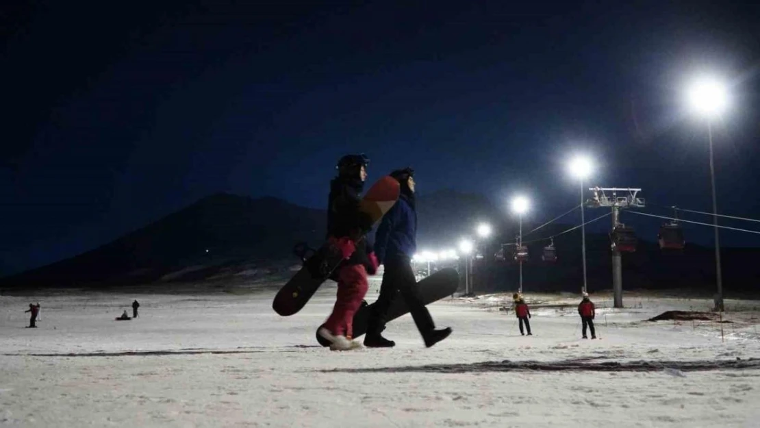 Erciyes'te gece kayağı başladı