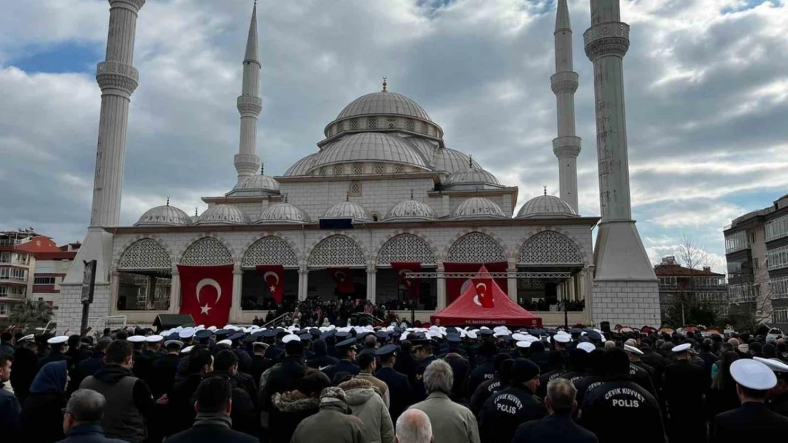 Erdek, denizci şehidine ağladı