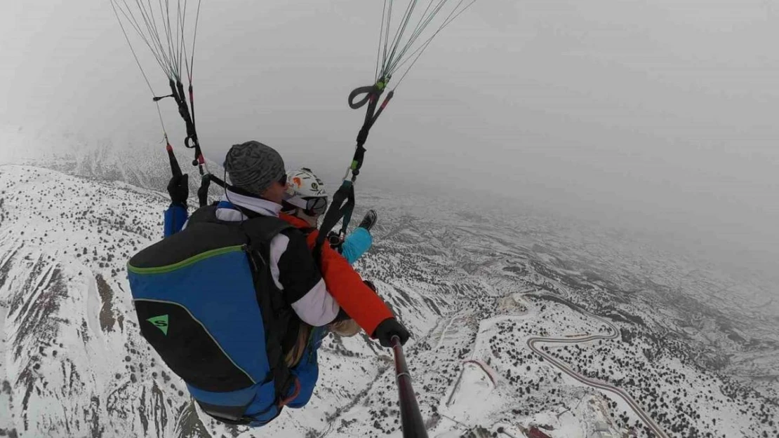 Ergan Dağı'nda adrenalin dolu 'göl manzaralı' yamaç paraşütü