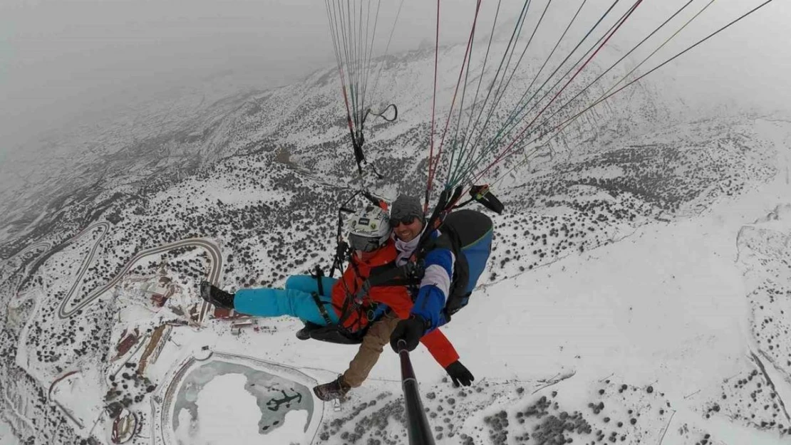 Ergan Dağı'nda adrenalin dolu 'göl manzaralı' yamaç paraşütü