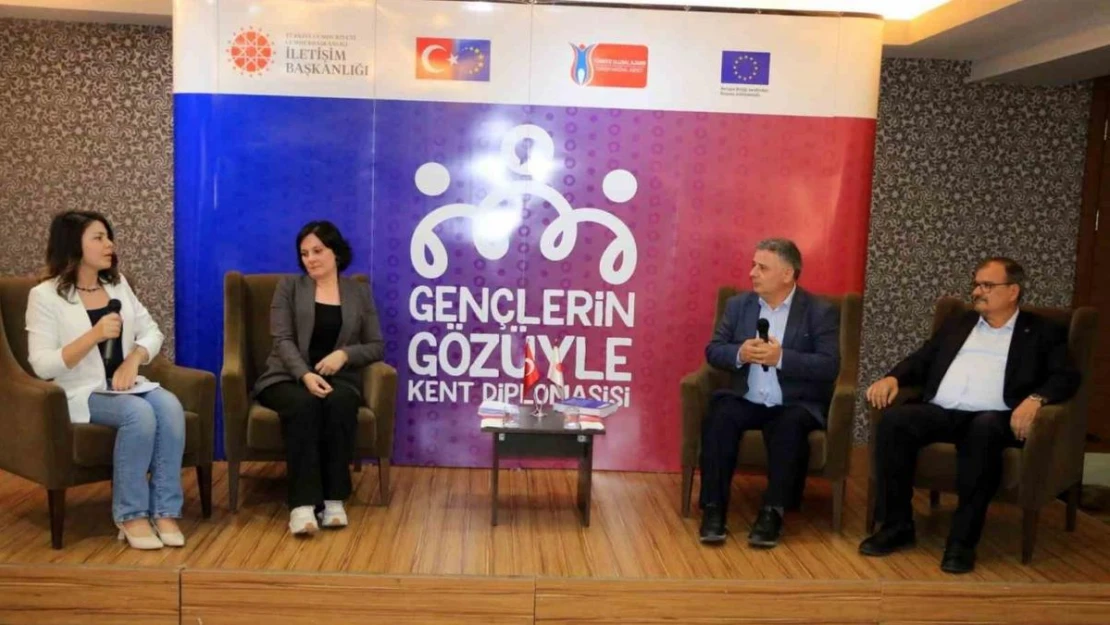 Erzincan'da 'Gençlerin Gözüyle Kent Diplomasisi' projesi kapsamında panel düzenlendi