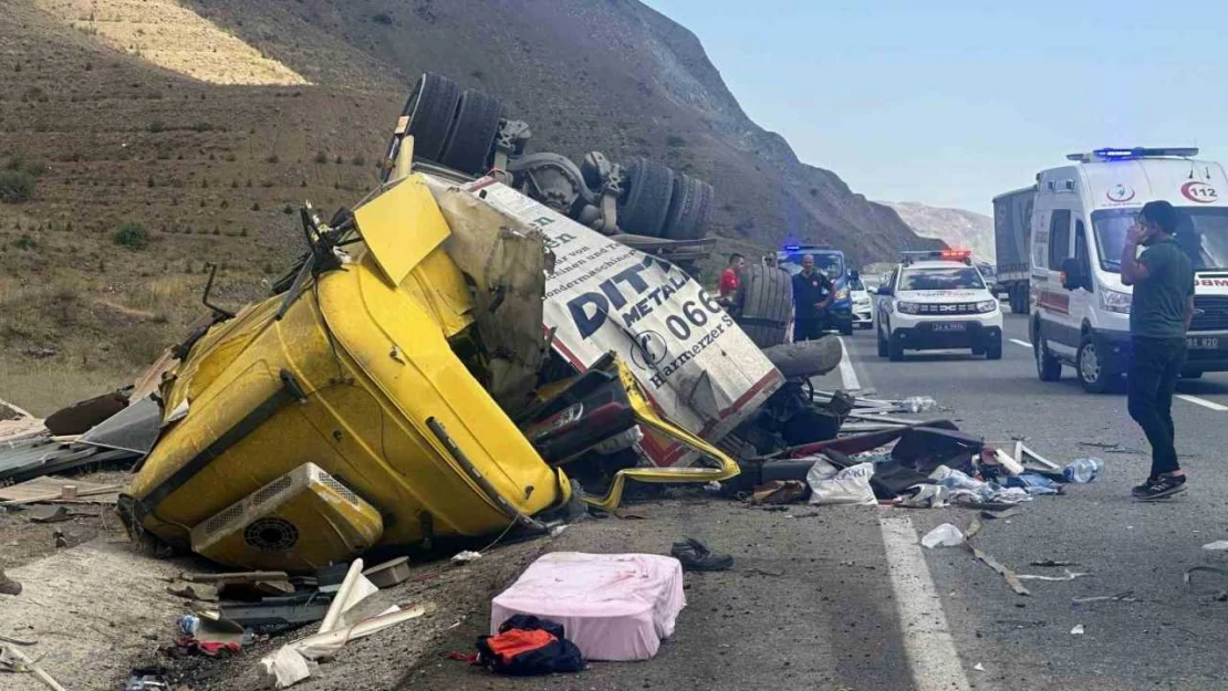 Erzincan'da 4 kişinin öldüğü kazanın nedeni tırın patlayan lastiği