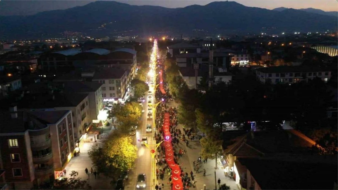 Erzincan'da 600 metrelik bayrakla '100. Yıl Bayrak Yürüyüşü' yapıldı