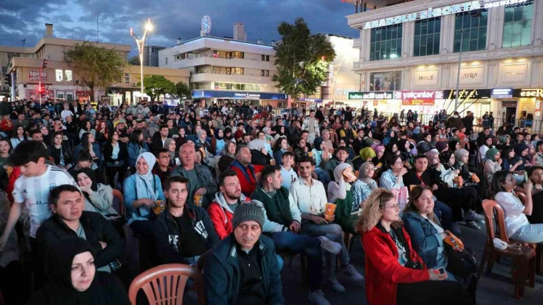 Erzincan'da açık hava sineması etkinliği yoğun ilgi gördü