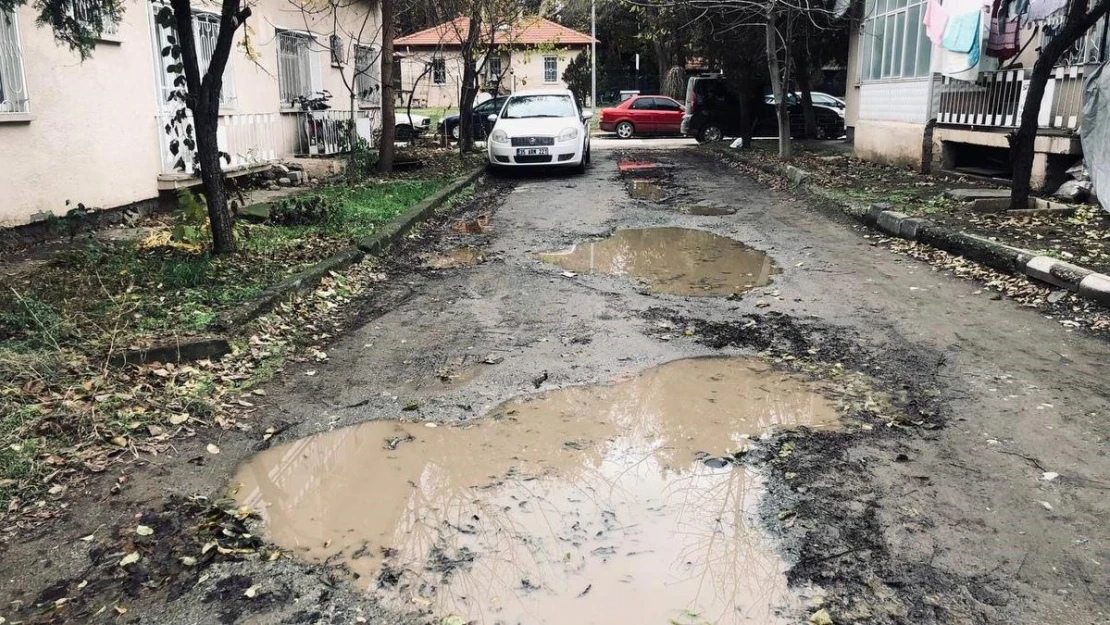 Erzincan'da ara sokaklarda yollar köstebek yuvasına döndü