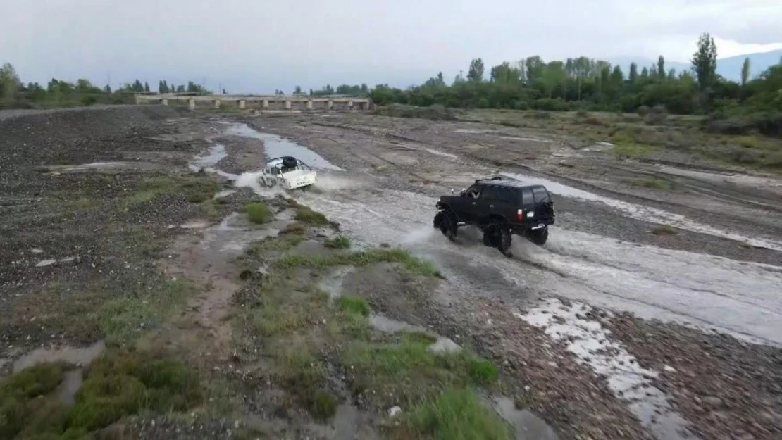 Erzincan'da bol çamurlu derede off road